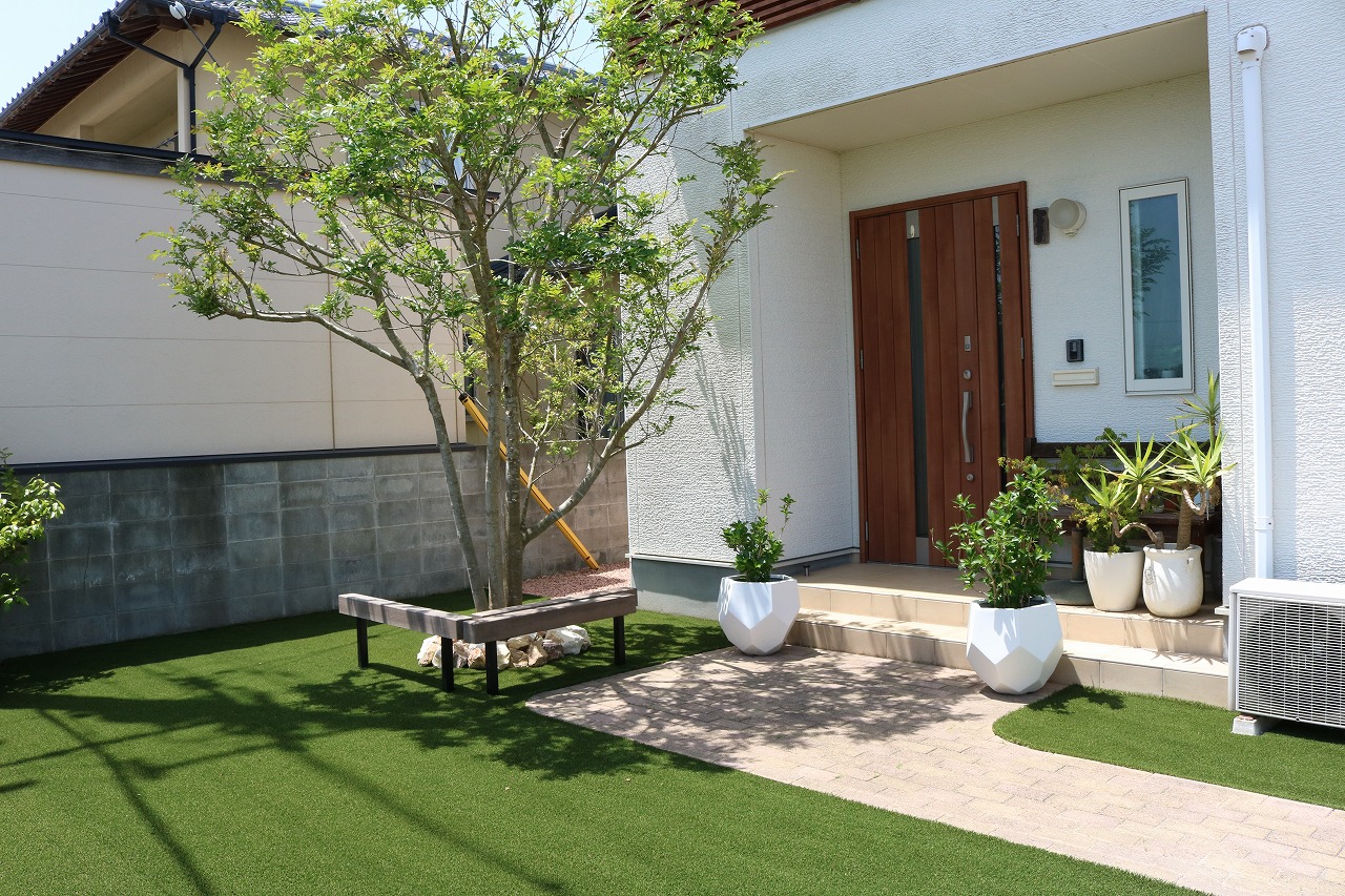 松江市のガーデンリフォーム事例(アプローチと人工芝)