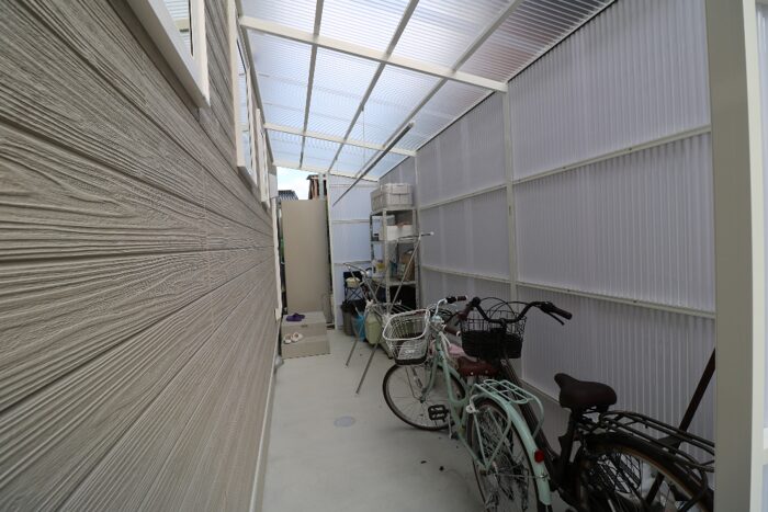出雲市 外構工事 自転車置き場と屋根設置によるエクステリア施工事例