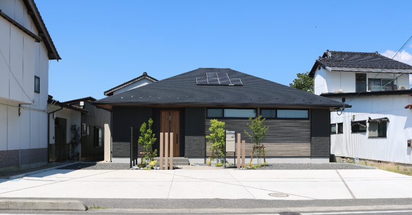 出雲市 外構工事 庭に設置されたフェンスと門柱