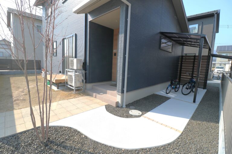 出雲市 サイクルポート設置工事 シンプルで使いやすいデザイン