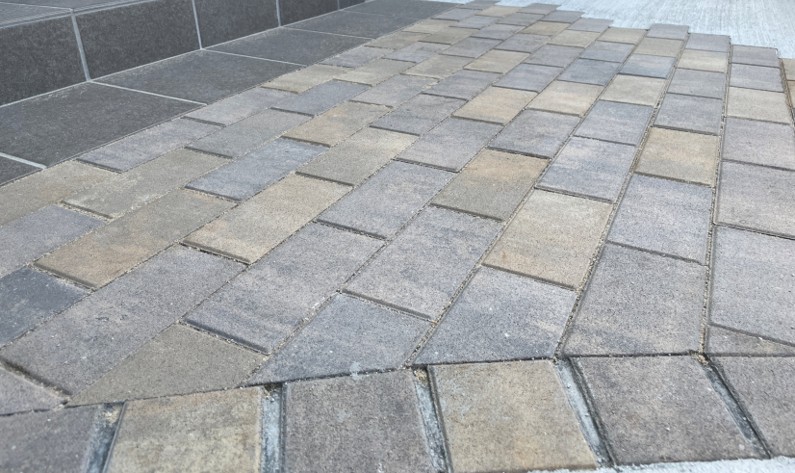 出雲市 外構工事 玄関アプローチの石貼りとタイル仕上げ