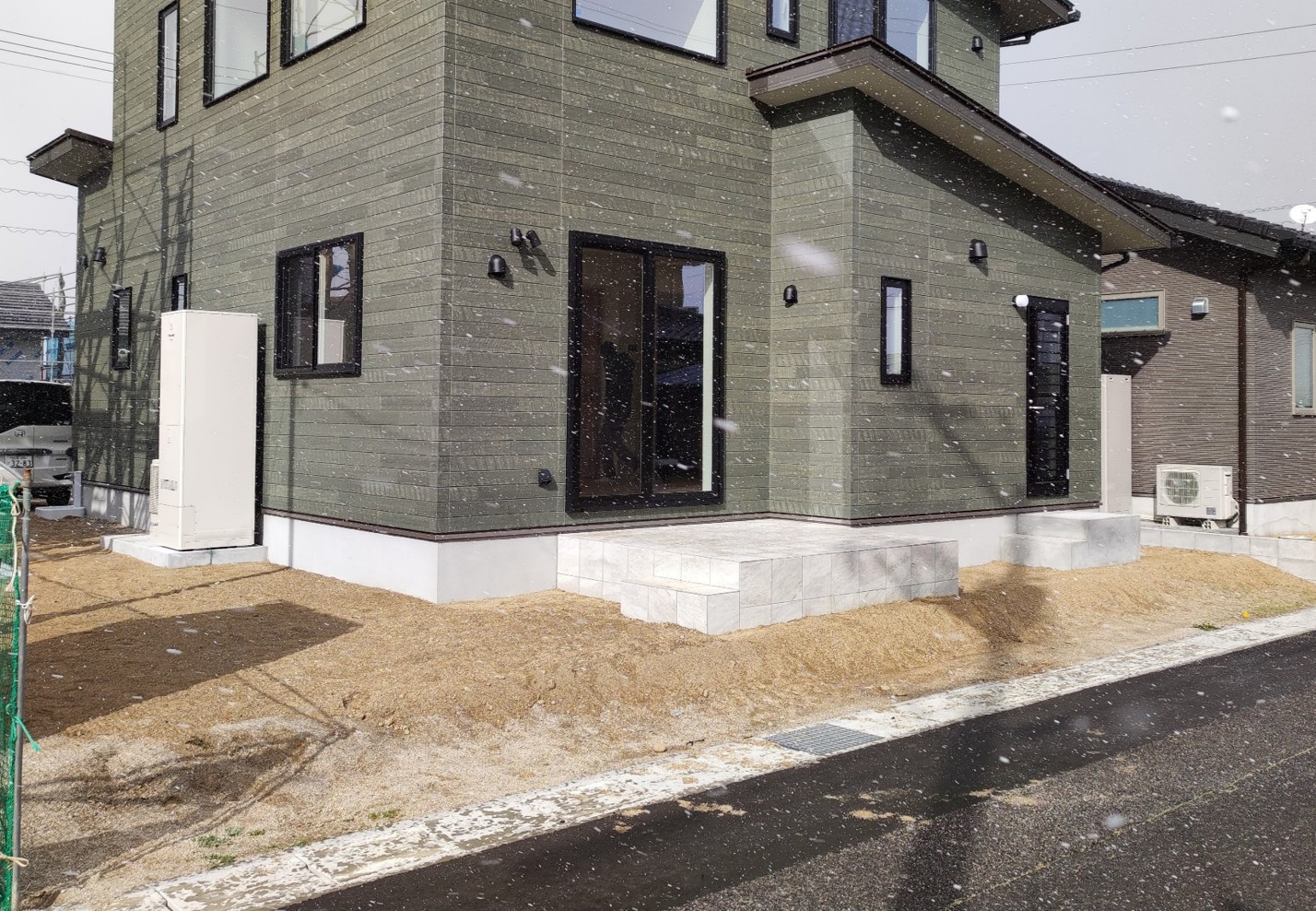 出雲市で施工した完全目隠しフェンスと人工芝の庭