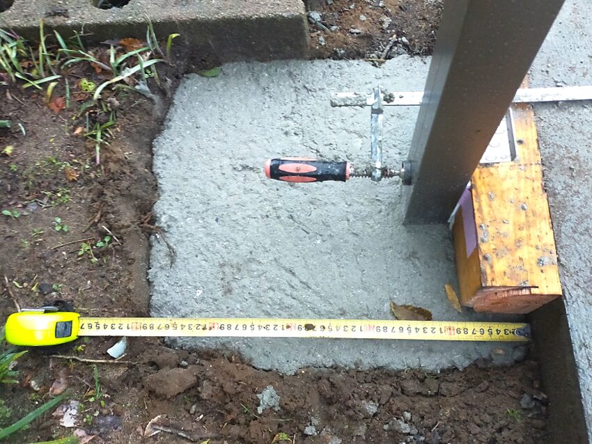 出雲市 外構リフォーム フェンスを支える基礎部分の施工